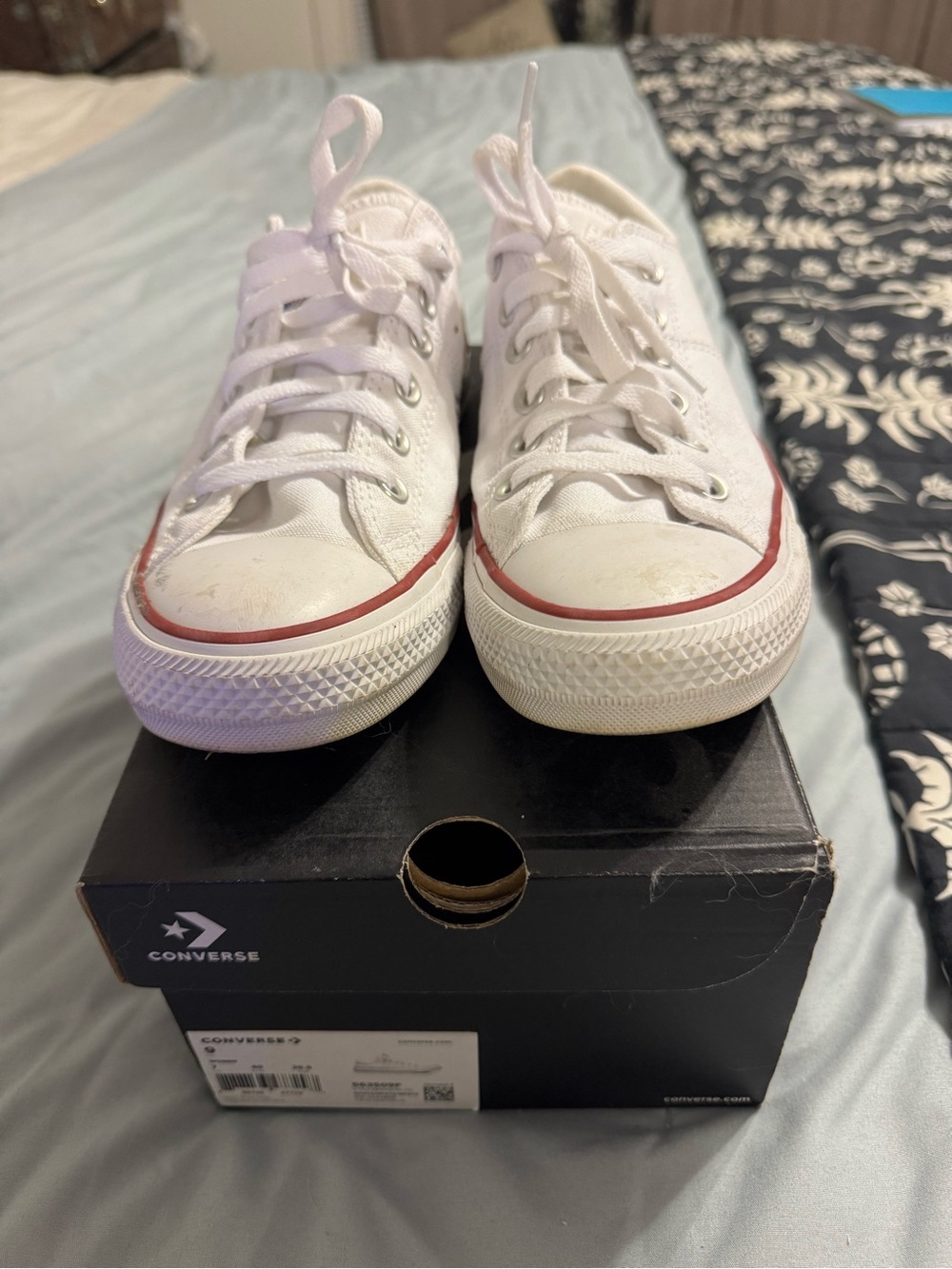 Women’s Converse White Low-Top Sneakers Sz 9